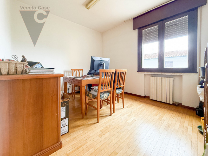 STRA - APPARTAMENTO 3 CAMERE
Proponiamo in locazione, nel cuore di Stra', appartamento al piano p...