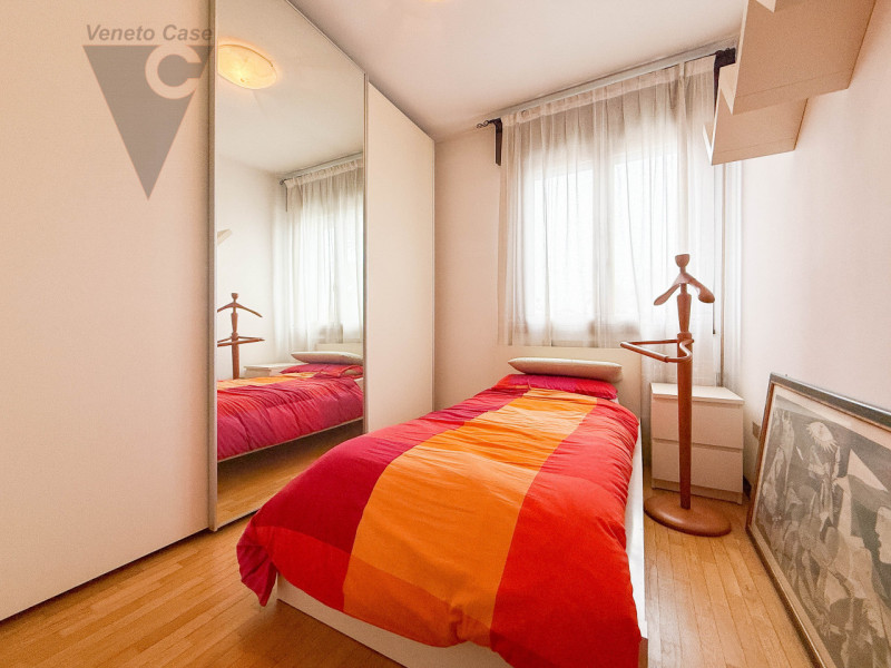 STRA - APPARTAMENTO 3 CAMERE
Proponiamo in locazione, nel cuore di Stra', appartamento al piano p...