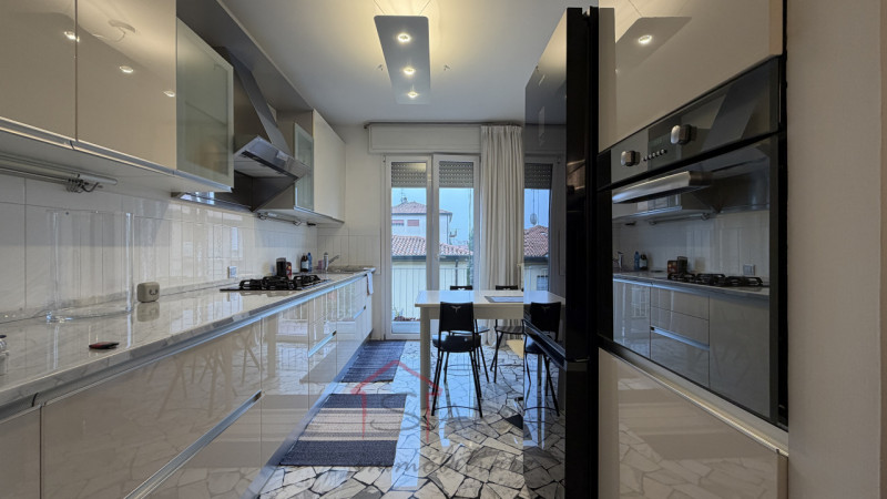 PADOVA – ARCELLA / SANTISSIMA TRINITÀ | APPARTAMENTO CON GARAGE E POGGIOLO

Sara Immobiliare prop...