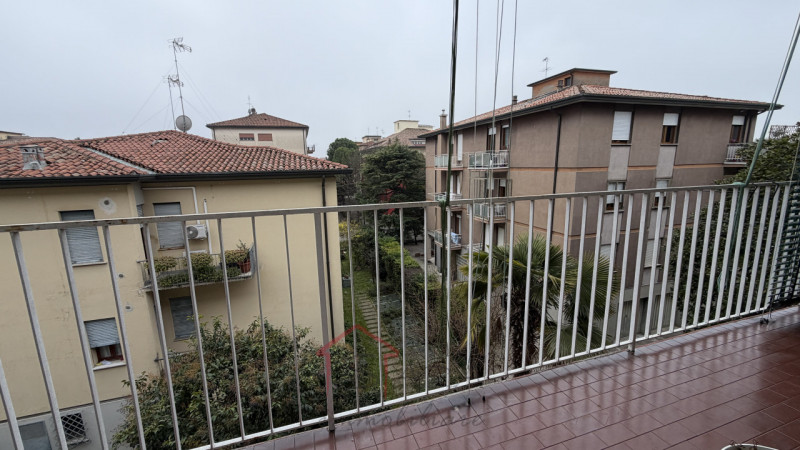 PADOVA – ARCELLA / SANTISSIMA TRINITÀ | APPARTAMENTO CON GARAGE E POGGIOLO

Sara Immobiliare prop...
