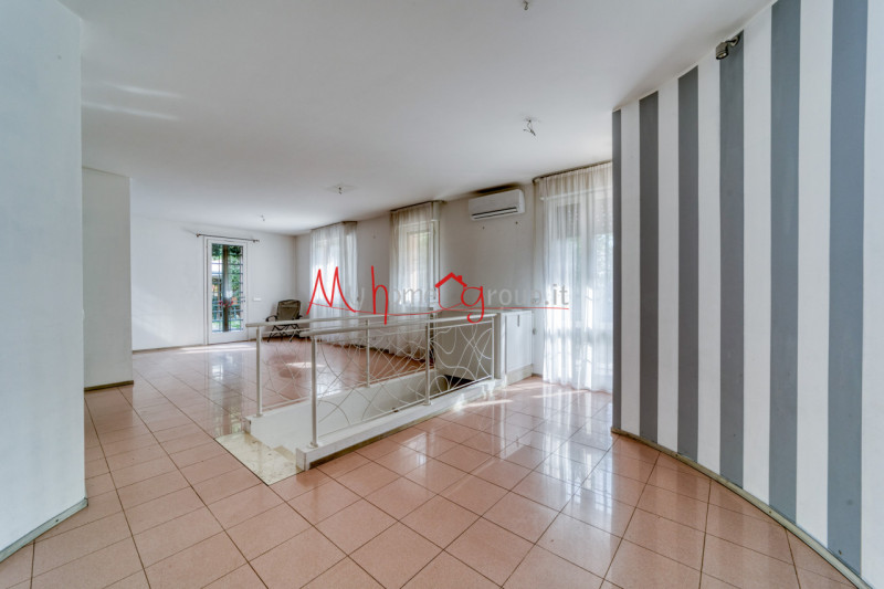 ABANO TERME - In zona interna e tranquilla, vicino al Policlinico di Abano Terme, proponiamo in e...