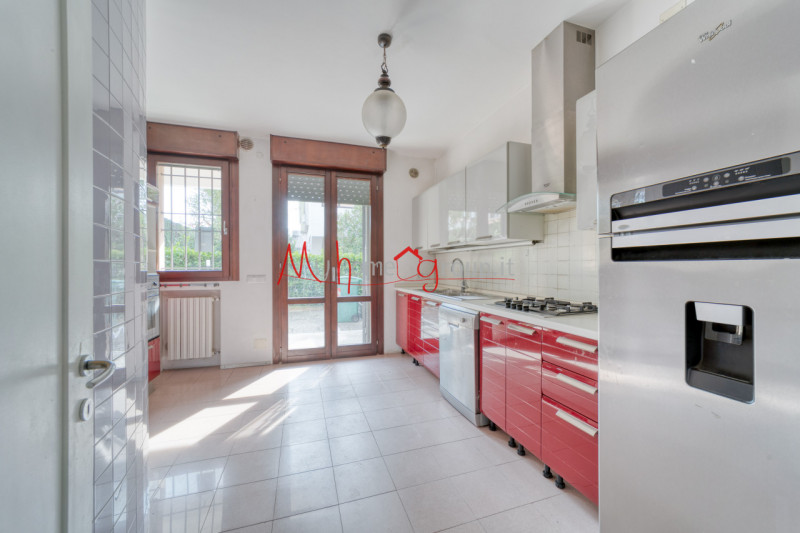 ABANO TERME - In zona interna e tranquilla, vicino al Policlinico di Abano Terme, proponiamo in e...