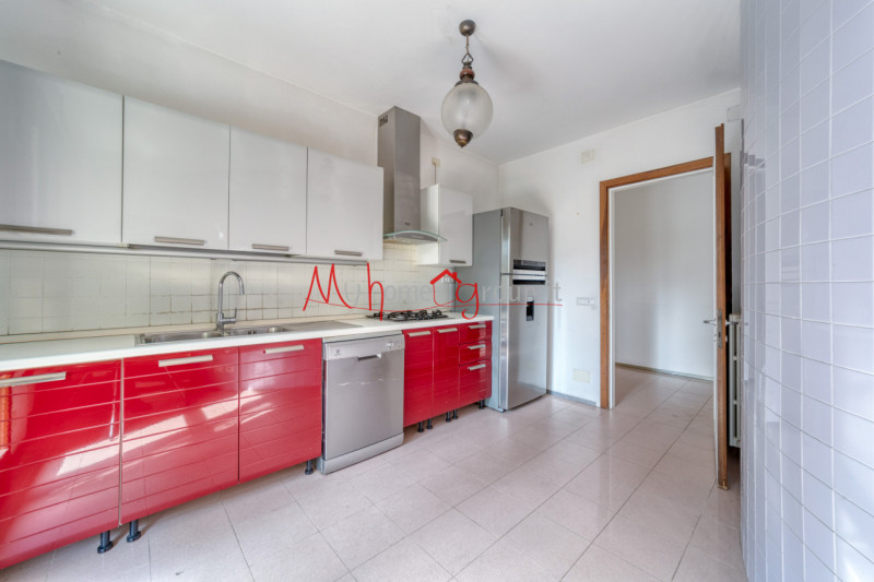 ABANO TERME - In zona interna e tranquilla, vicino al Policlinico di Abano Terme, proponiamo in e...