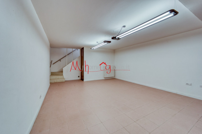 ABANO TERME - In zona interna e tranquilla, vicino al Policlinico di Abano Terme, proponiamo in e...