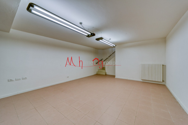 ABANO TERME - In zona interna e tranquilla, vicino al Policlinico di Abano Terme, proponiamo in e...