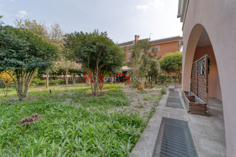 ABANO TERME - In zona interna e tranquilla, vicino al Policlinico di Abano Terme, proponiamo in e...