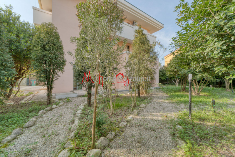 ABANO TERME - In zona interna e tranquilla, vicino al Policlinico di Abano Terme, proponiamo in e...