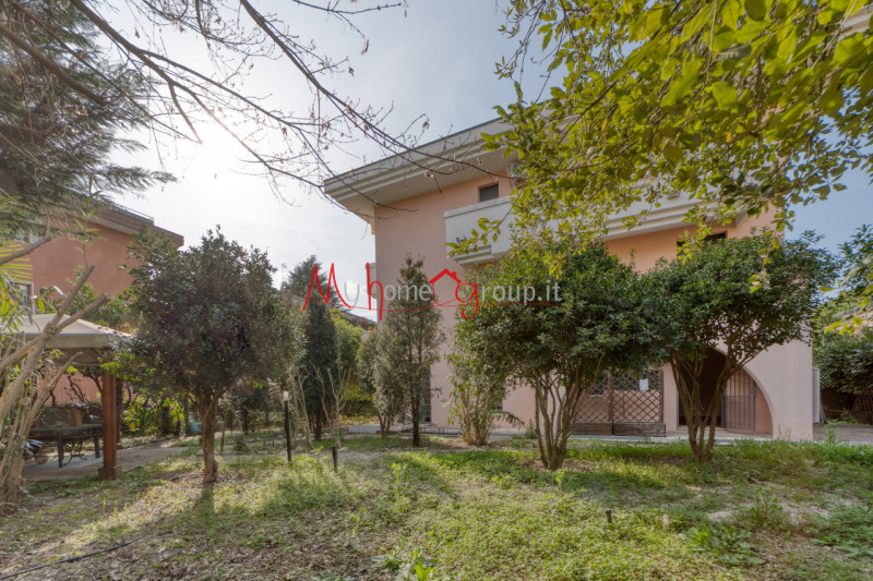 ABANO TERME - In zona interna e tranquilla, vicino al Policlinico di Abano Terme, proponiamo in e...