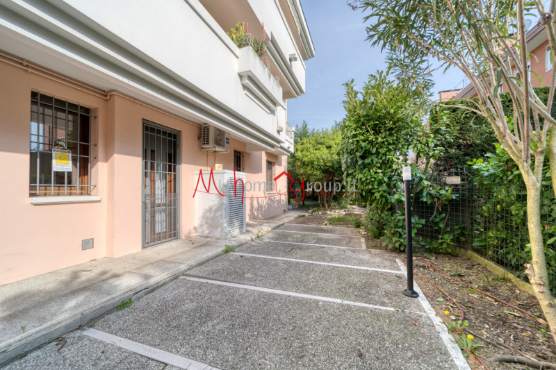 ABANO TERME - In zona interna e tranquilla, vicino al Policlinico di Abano Terme, proponiamo in e...