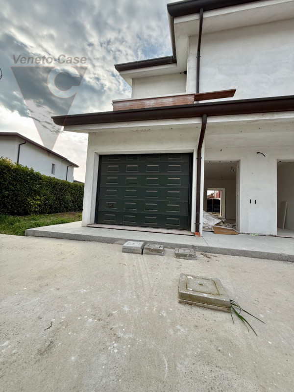 Nella zona di Casone, località a cavallo tra i comuni di Legnaro e Saonara, comodi ad autostrada,...