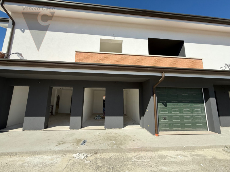 Nella zona di Casone, località a cavallo tra i comuni di Legnaro e Saonara, comodi ad autostrada,...