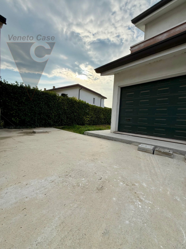 Nella zona di Casone, località a cavallo tra i comuni di Legnaro e Saonara, comodi ad autostrada,...