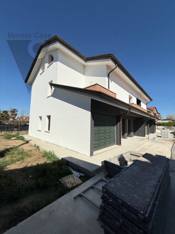 Nella zona di Casone, località a cavallo tra i comuni di Legnaro e Saonara, comodi ad autostrada,...