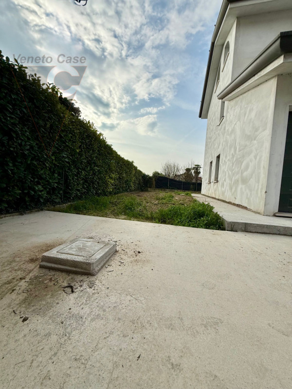 Nella zona di Casone, località a cavallo tra i comuni di Legnaro e Saonara, comodi ad autostrada,...