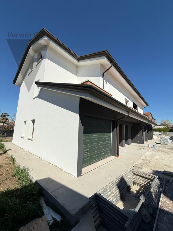 Nella zona di Casone, località a cavallo tra i comuni di Legnaro e Saonara, comodi ad autostrada,...