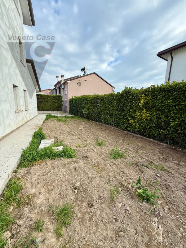 Nella zona di Casone, località a cavallo tra i comuni di Legnaro e Saonara, comodi ad autostrada,...