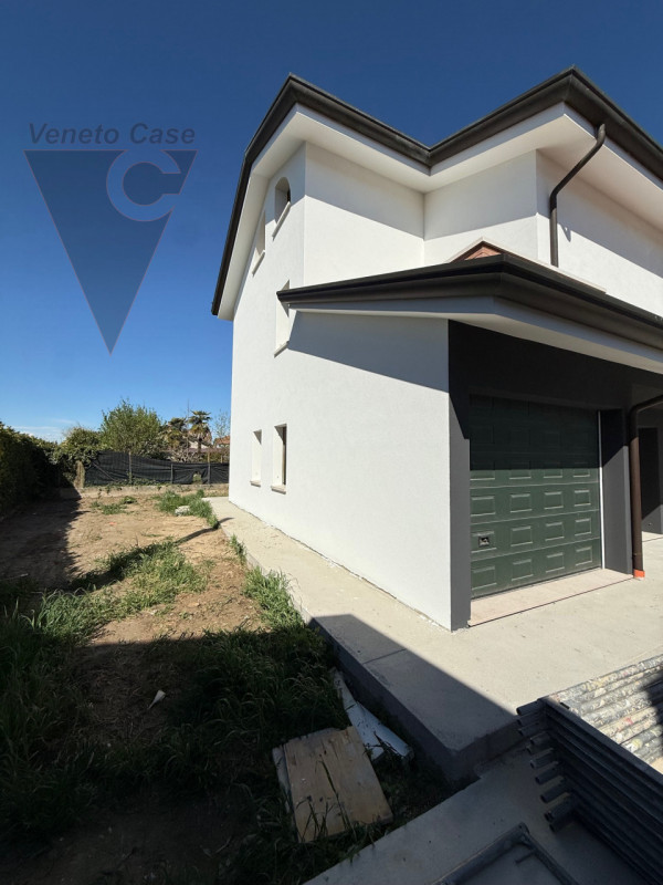 Nella zona di Casone, località a cavallo tra i comuni di Legnaro e Saonara, comodi ad autostrada,...