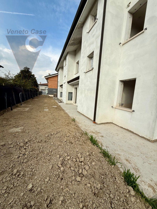 Nella zona di Casone, località a cavallo tra i comuni di Legnaro e Saonara, comodi ad autostrada,...