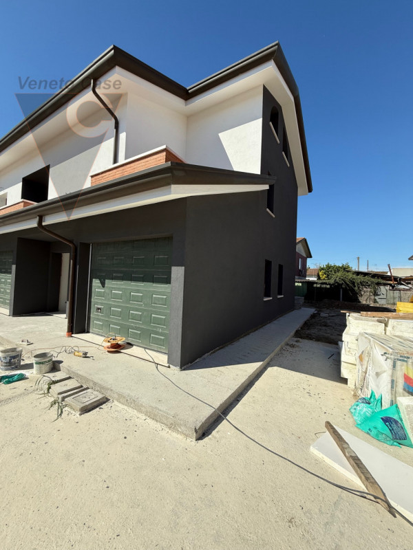 Nella zona di Casone, località a cavallo tra i comuni di Legnaro e Saonara, comodi ad autostrada,...