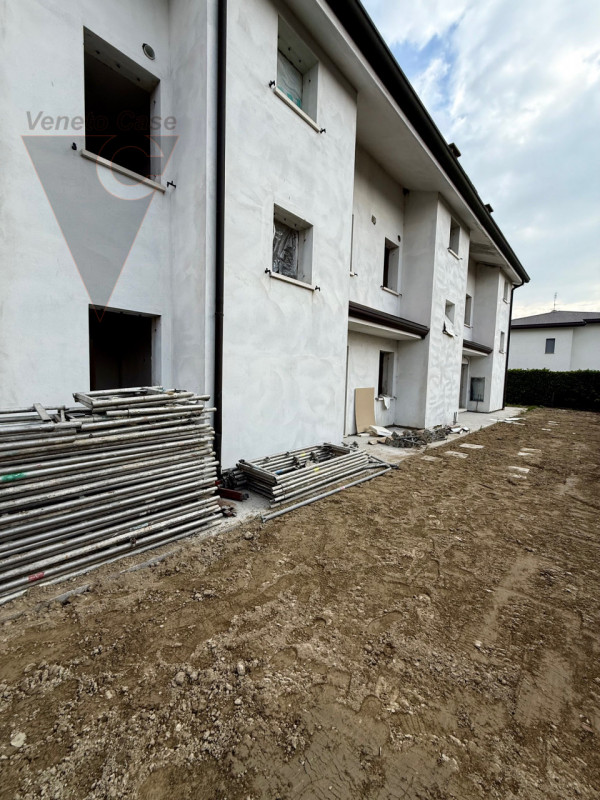 Nella zona di Casone, località a cavallo tra i comuni di Legnaro e Saonara, comodi ad autostrada,...