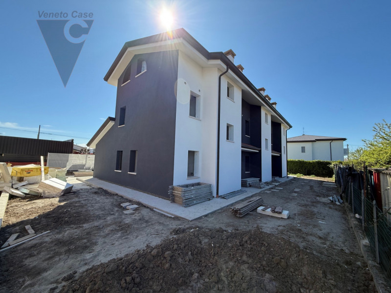 Nella zona di Casone, località a cavallo tra i comuni di Legnaro e Saonara, comodi ad autostrada,...