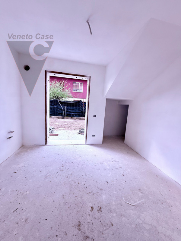 Nella zona di Casone, località a cavallo tra i comuni di Legnaro e Saonara, comodi ad autostrada,...