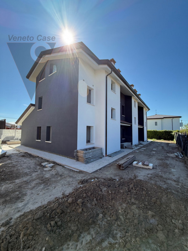 Nella zona di Casone, località a cavallo tra i comuni di Legnaro e Saonara, comodi ad autostrada,...