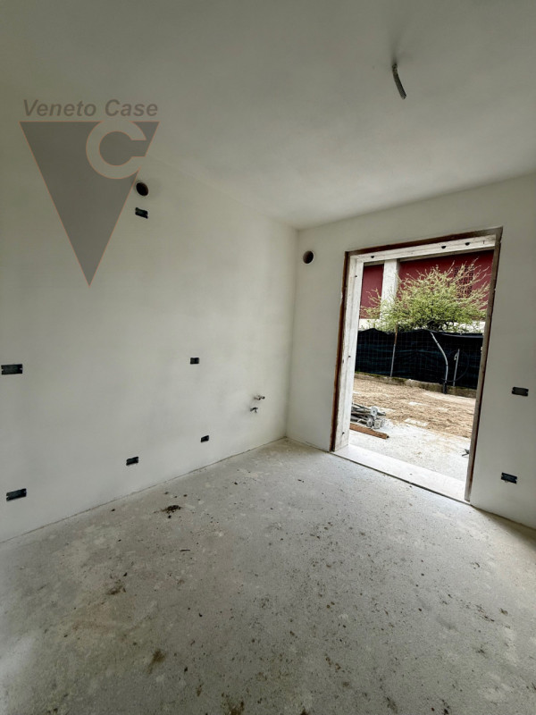 Nella zona di Casone, località a cavallo tra i comuni di Legnaro e Saonara, comodi ad autostrada,...