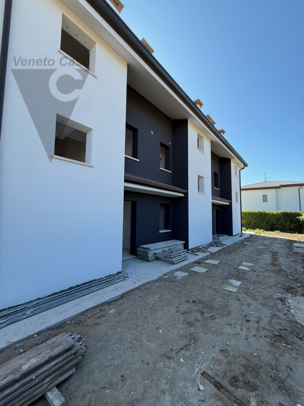 Nella zona di Casone, località a cavallo tra i comuni di Legnaro e Saonara, comodi ad autostrada,...