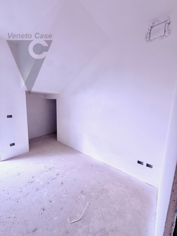 Nella zona di Casone, località a cavallo tra i comuni di Legnaro e Saonara, comodi ad autostrada,...