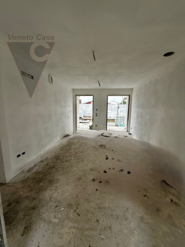 Nella zona di Casone, località a cavallo tra i comuni di Legnaro e Saonara, comodi ad autostrada,...