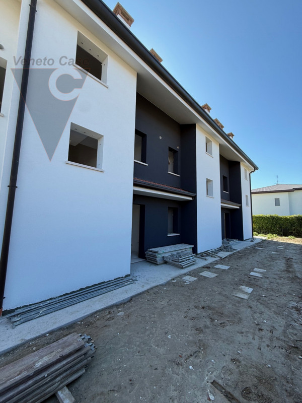 Nella zona di Casone, località a cavallo tra i comuni di Legnaro e Saonara, comodi ad autostrada,...