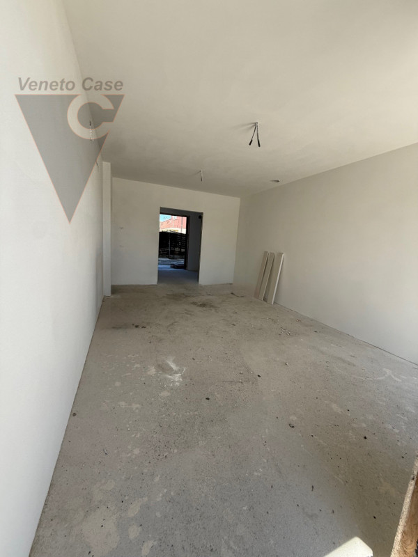 Nella zona di Casone, località a cavallo tra i comuni di Legnaro e Saonara, comodi ad autostrada,...