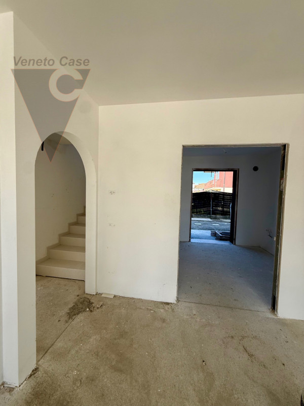 Nella zona di Casone, località a cavallo tra i comuni di Legnaro e Saonara, comodi ad autostrada,...