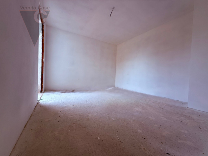 Nella zona di Casone, località a cavallo tra i comuni di Legnaro e Saonara, comodi ad autostrada,...