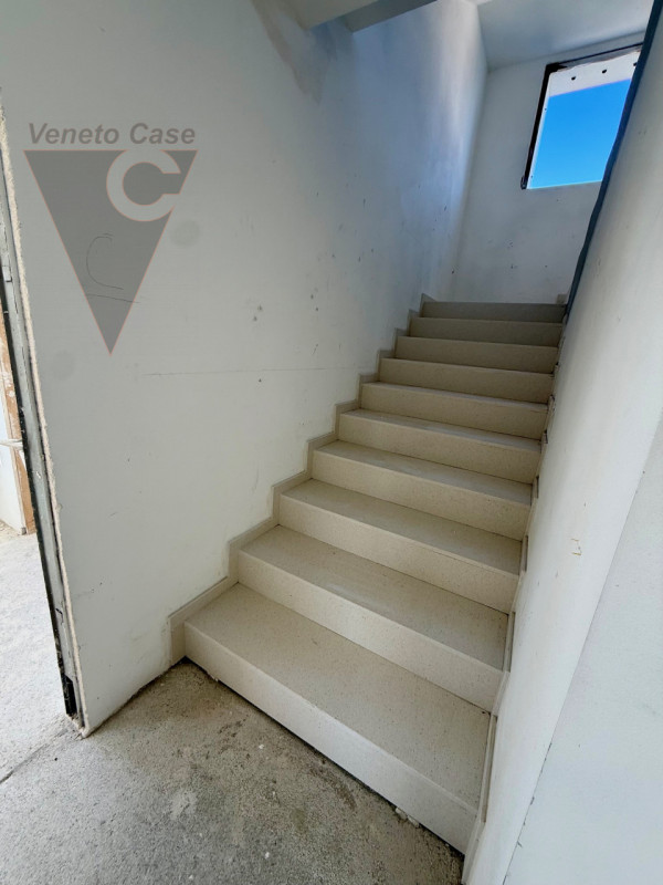 Nella zona di Casone, località a cavallo tra i comuni di Legnaro e Saonara, comodi ad autostrada,...