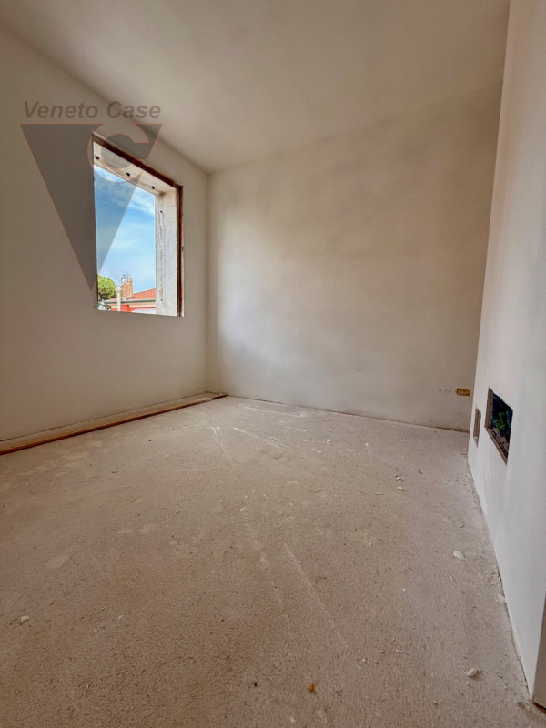 Nella zona di Casone, località a cavallo tra i comuni di Legnaro e Saonara, comodi ad autostrada,...