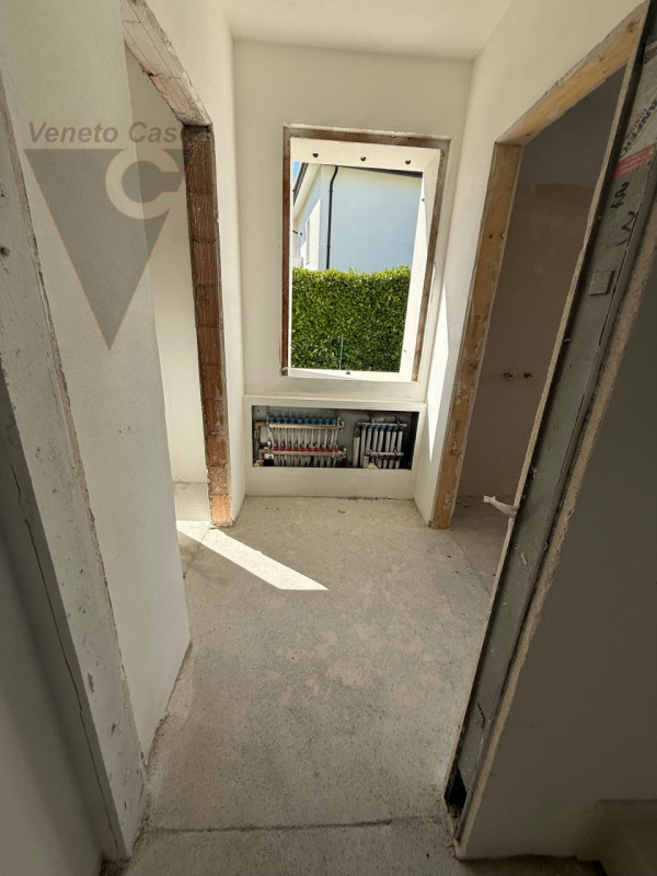 Nella zona di Casone, località a cavallo tra i comuni di Legnaro e Saonara, comodi ad autostrada,...