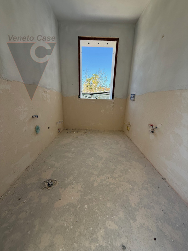 Nella zona di Casone, località a cavallo tra i comuni di Legnaro e Saonara, comodi ad autostrada,...