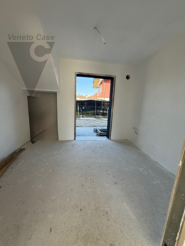 Nella zona di Casone, località a cavallo tra i comuni di Legnaro e Saonara, comodi ad autostrada,...