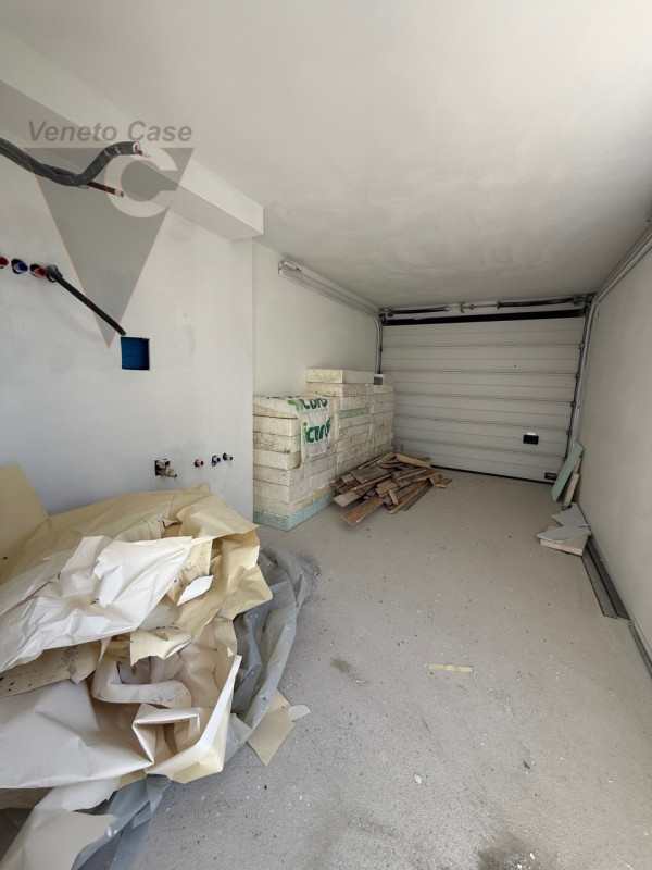 Nella zona di Casone, località a cavallo tra i comuni di Legnaro e Saonara, comodi ad autostrada,...