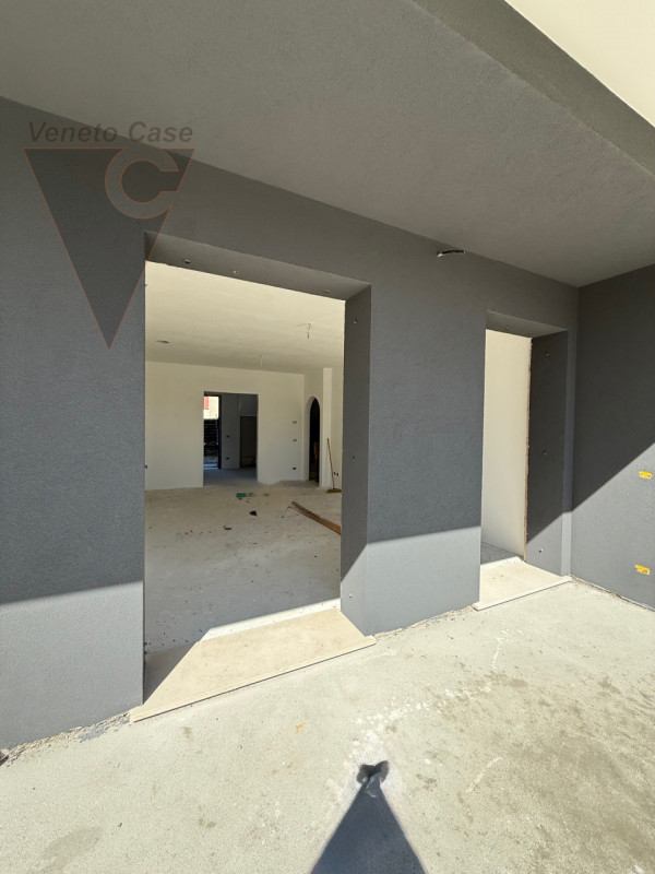 Nella zona di Casone, località a cavallo tra i comuni di Legnaro e Saonara, comodi ad autostrada,...