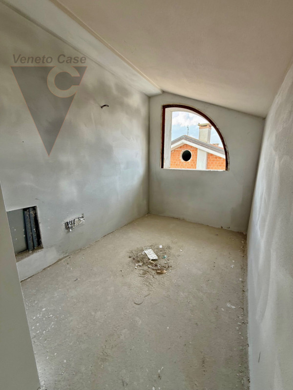 Nella zona di Casone, località a cavallo tra i comuni di Legnaro e Saonara, comodi ad autostrada,...