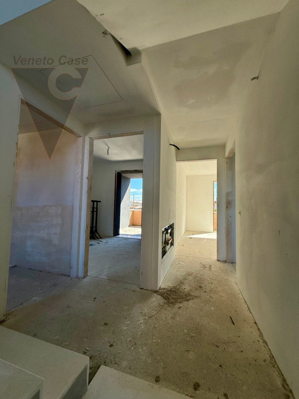 Nella zona di Casone, località a cavallo tra i comuni di Legnaro e Saonara, comodi ad autostrada,...