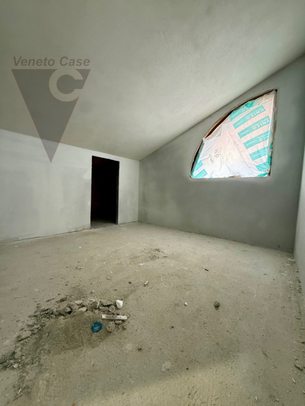 Nella zona di Casone, località a cavallo tra i comuni di Legnaro e Saonara, comodi ad autostrada,...