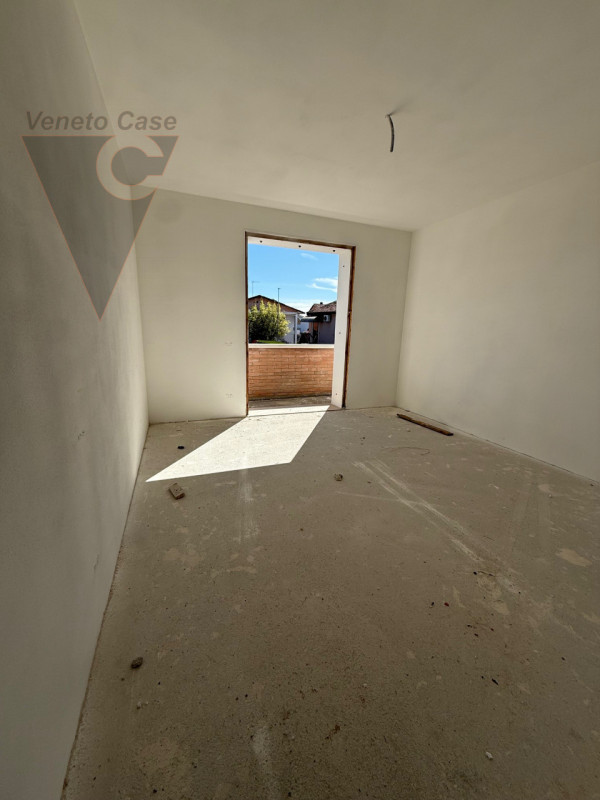 Nella zona di Casone, località a cavallo tra i comuni di Legnaro e Saonara, comodi ad autostrada,...