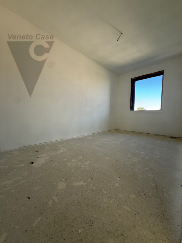 Nella zona di Casone, località a cavallo tra i comuni di Legnaro e Saonara, comodi ad autostrada,...