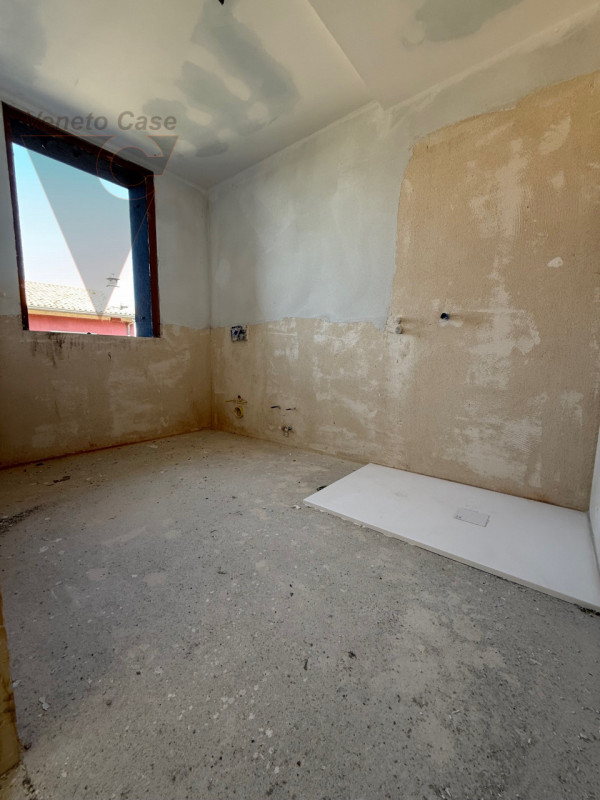 Nella zona di Casone, località a cavallo tra i comuni di Legnaro e Saonara, comodi ad autostrada,...