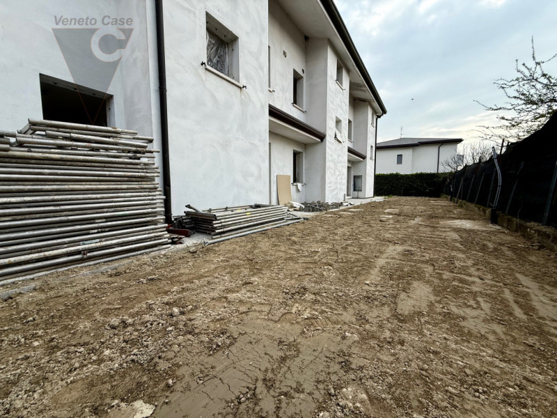 Nella zona di Casone, località a cavallo tra i comuni di Legnaro e Saonara, comodi ad autostrada,...