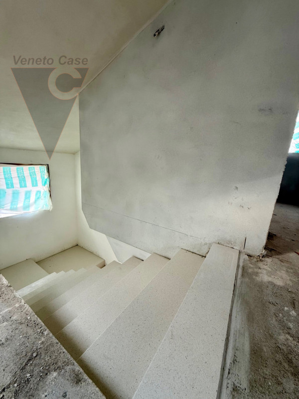 Nella zona di Casone, località a cavallo tra i comuni di Legnaro e Saonara, comodi ad autostrada,...